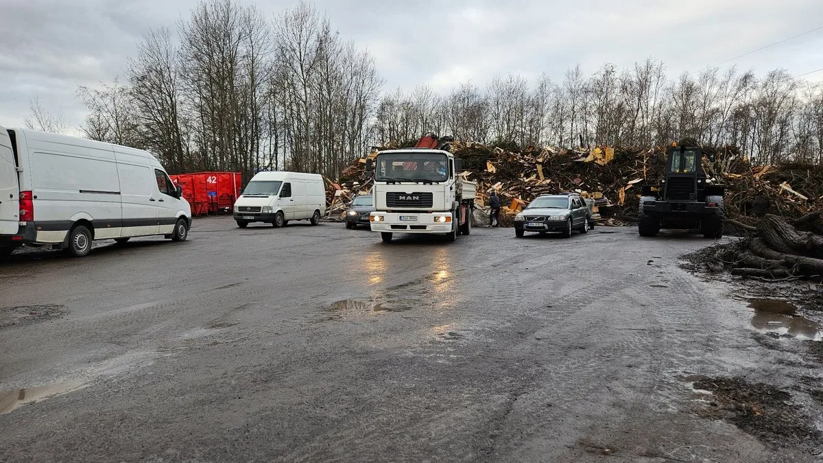 Kaubikud, veoauto ja laadur Betooni 30 platsil